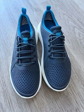 Crocs Kids LiteRide Pacer Sneakers - Navy/Electric Blue - Size J5